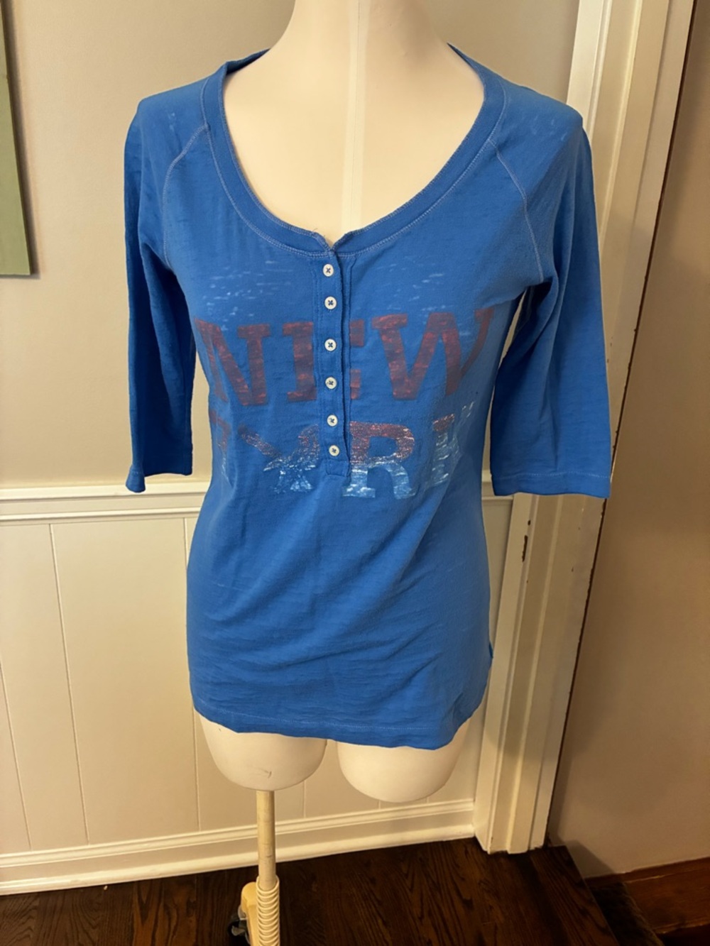 Y2K American Eagle Outfitters Blue Henley Graphic 3/4 Sleeve Top